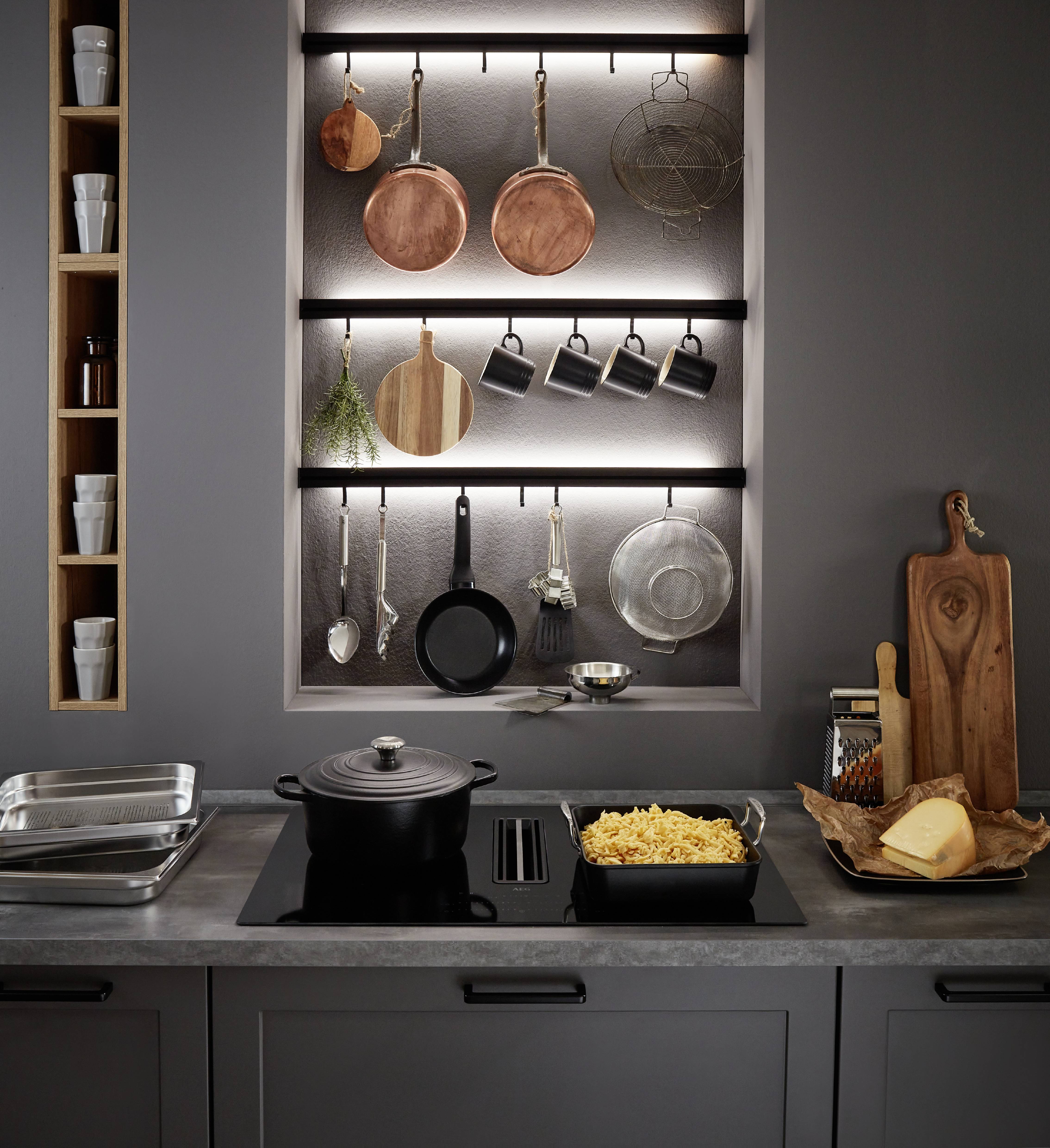 Nobilia Nordic Landhaus mit Griffen AEG-Kochfeld Muldenlüfter