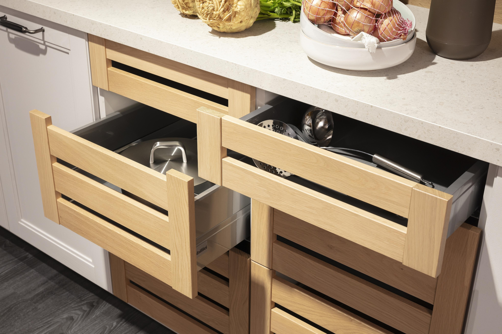 Offene Schubladenauszüge Landhaus Küche Nobilia