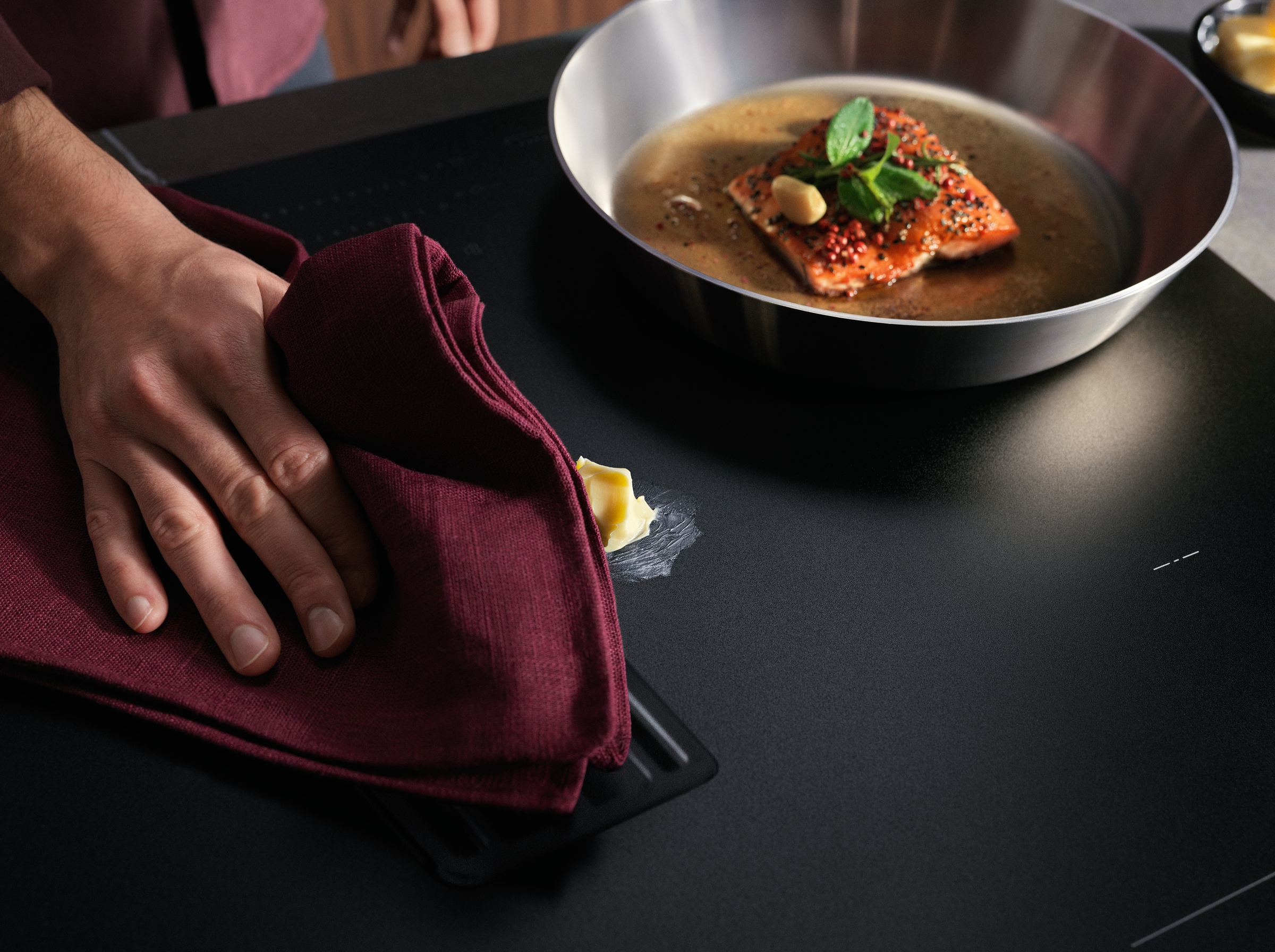 Reinigung eines AEG Saphir Matt Kochfeldes. 